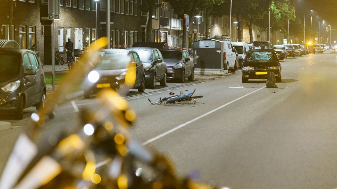 Omstanders melden dat het slachtoffer op de fiets een jonge vrouw is