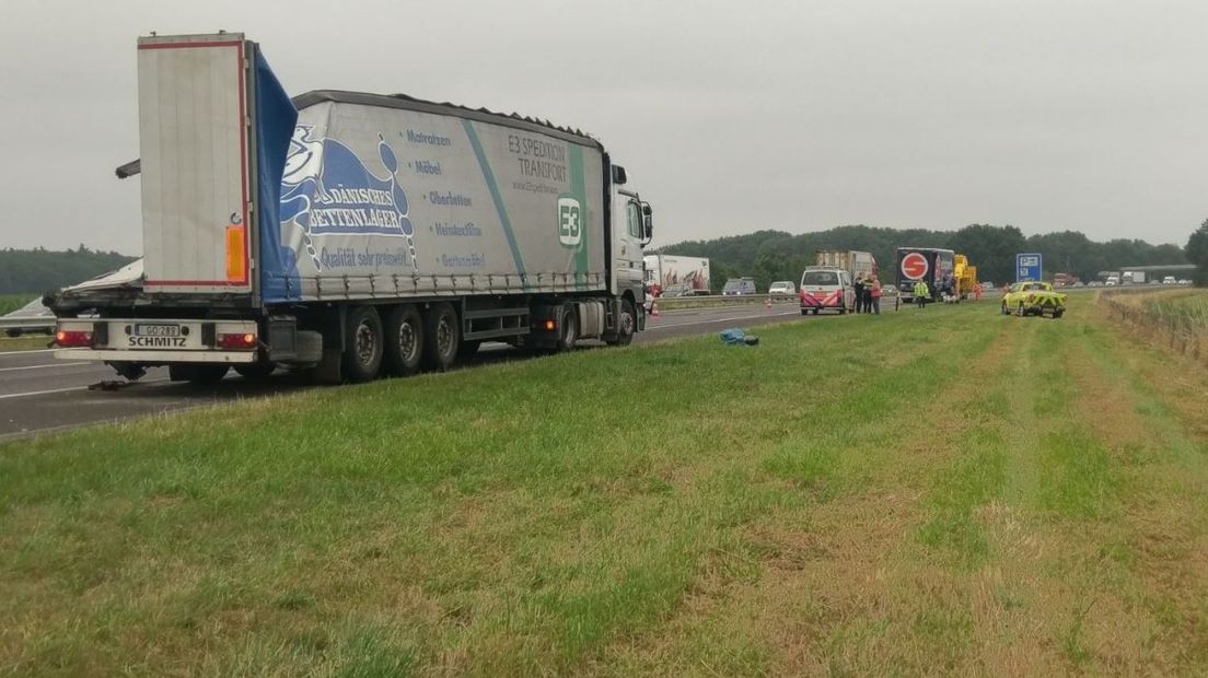 De A73 was dinsdagochtend urenlang deels afgesloten in de richting van Maasbracht. De oorzaak was een aanrijding tussen twee vrachtwagens bij Malden.