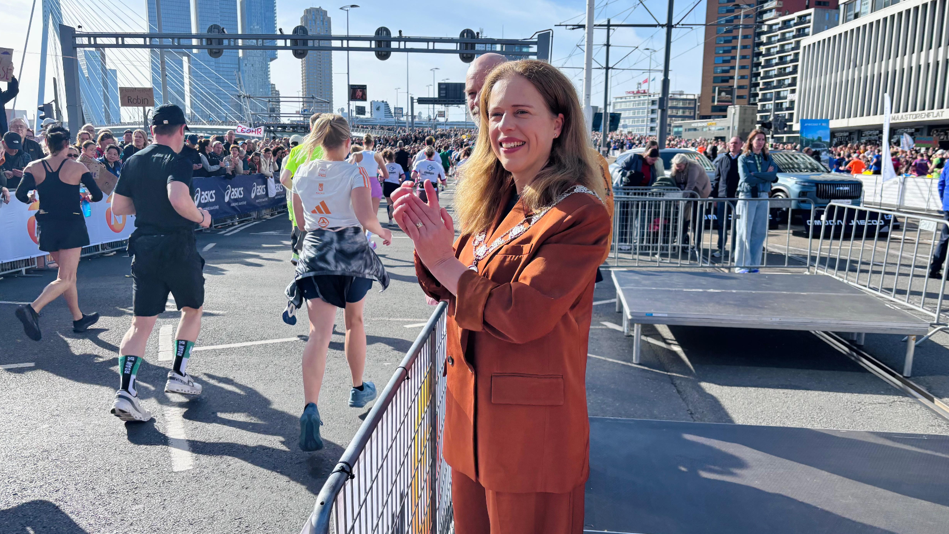 Burgemeester Schouten bij de start van de marathon