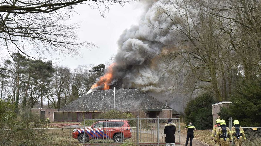 In Doorwerth heeft zaterdagmiddag een grote brand gewoed in een leegstaand pand aan de Schaapsdrift. De hulpdiensten spraken van een grote brand en waren met veel materieel ter plaatse.