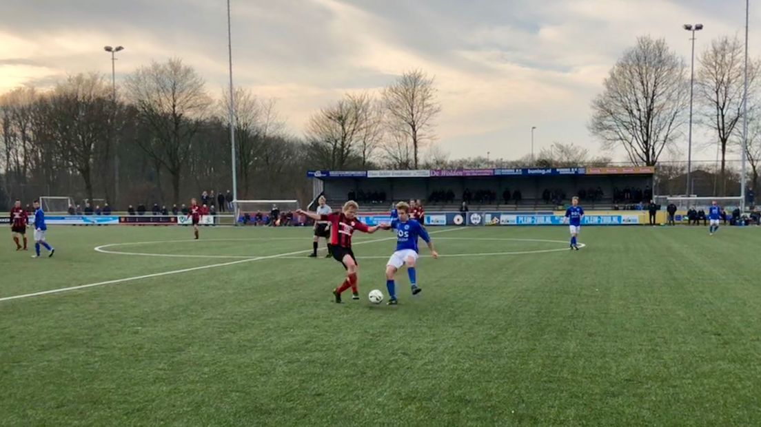 Een duel tijdens Zuidwolde-VKW (Rechten: RTV Drenthe/René Posthuma)