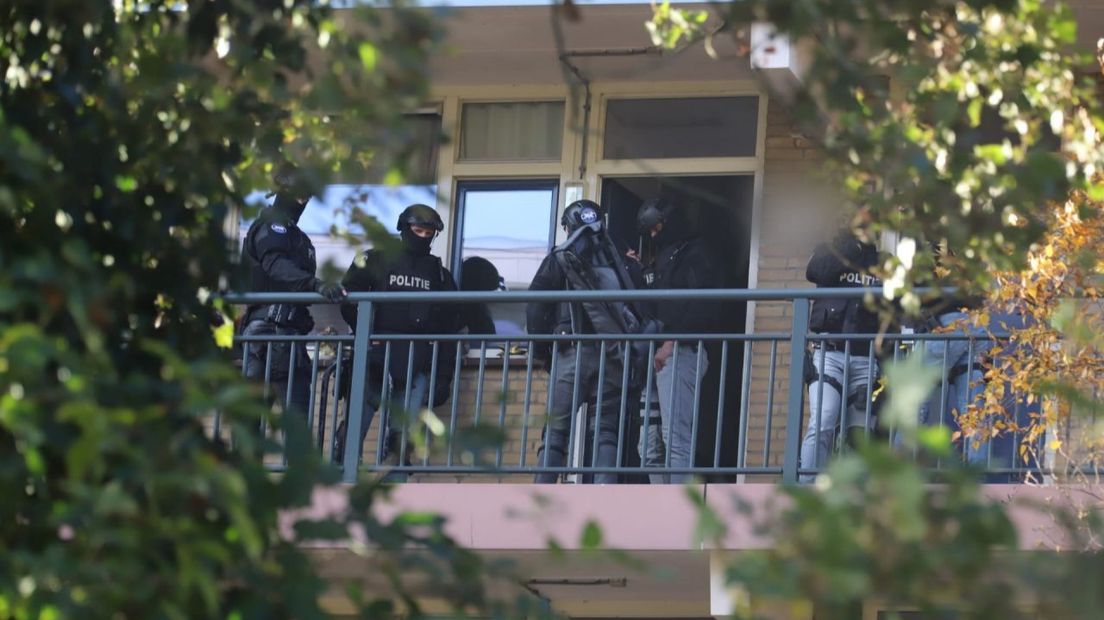 Politieagenten bij de woning in Nijkerk.