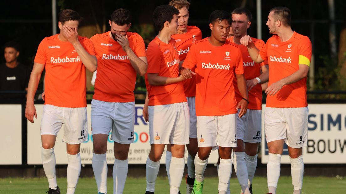Rick Gort wordt gefeliciteerd na zijn goal