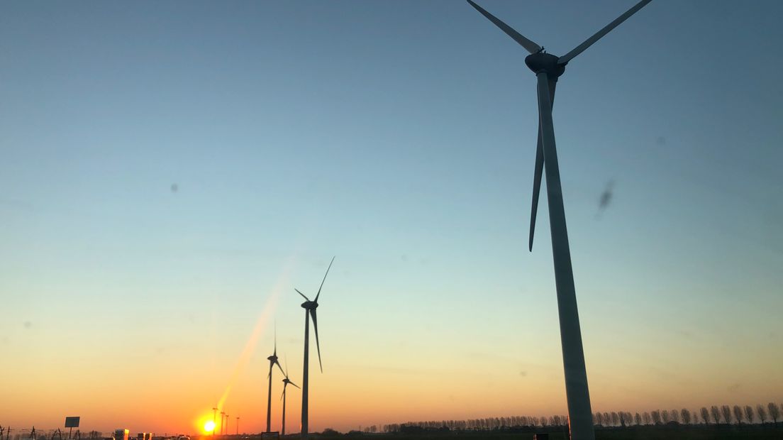 Sfeerfoto van windmolens langs een snelweg