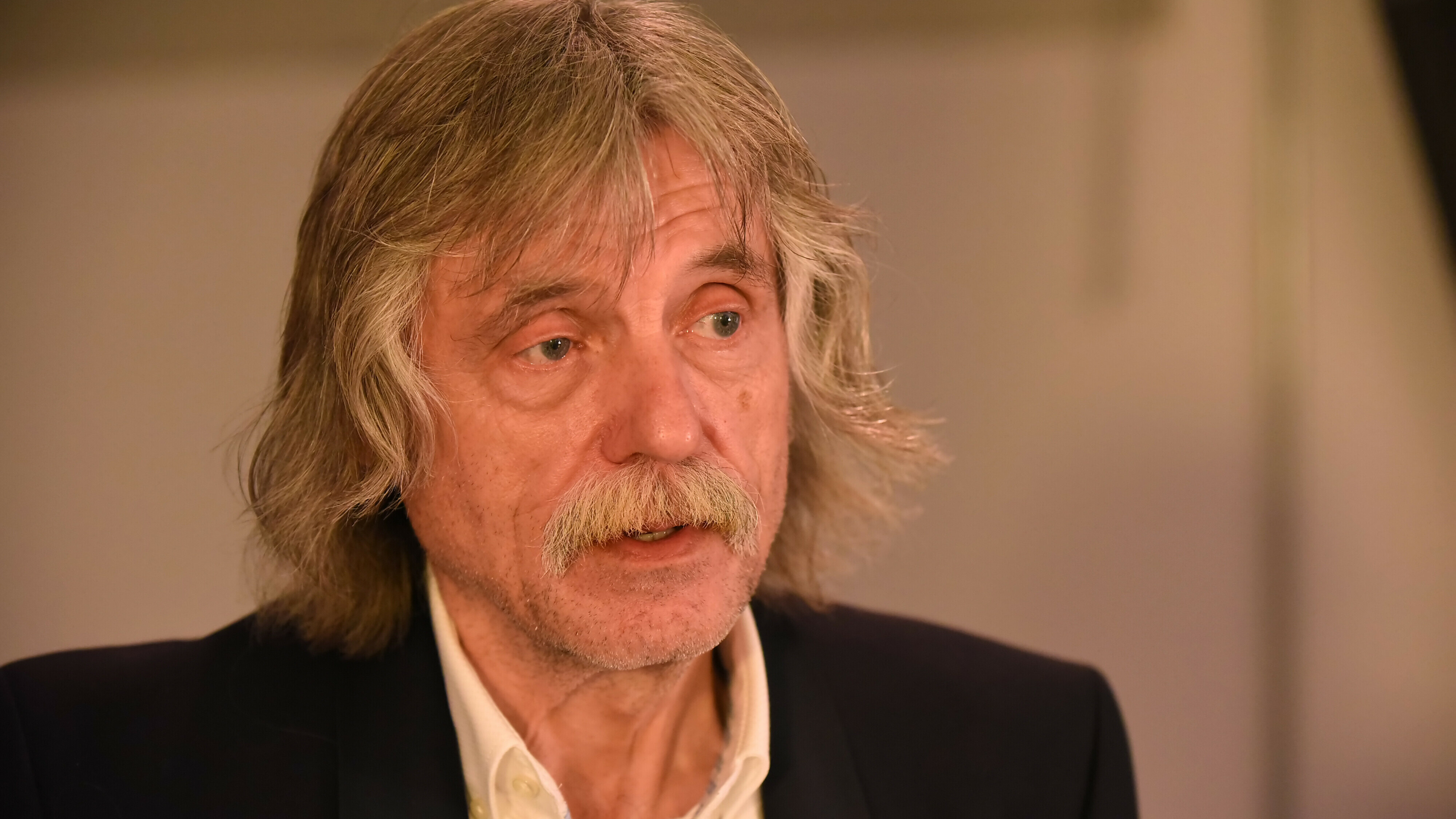 Veldman hat 'maling' oan krityk Johan Derksen oer oanpak letkommers