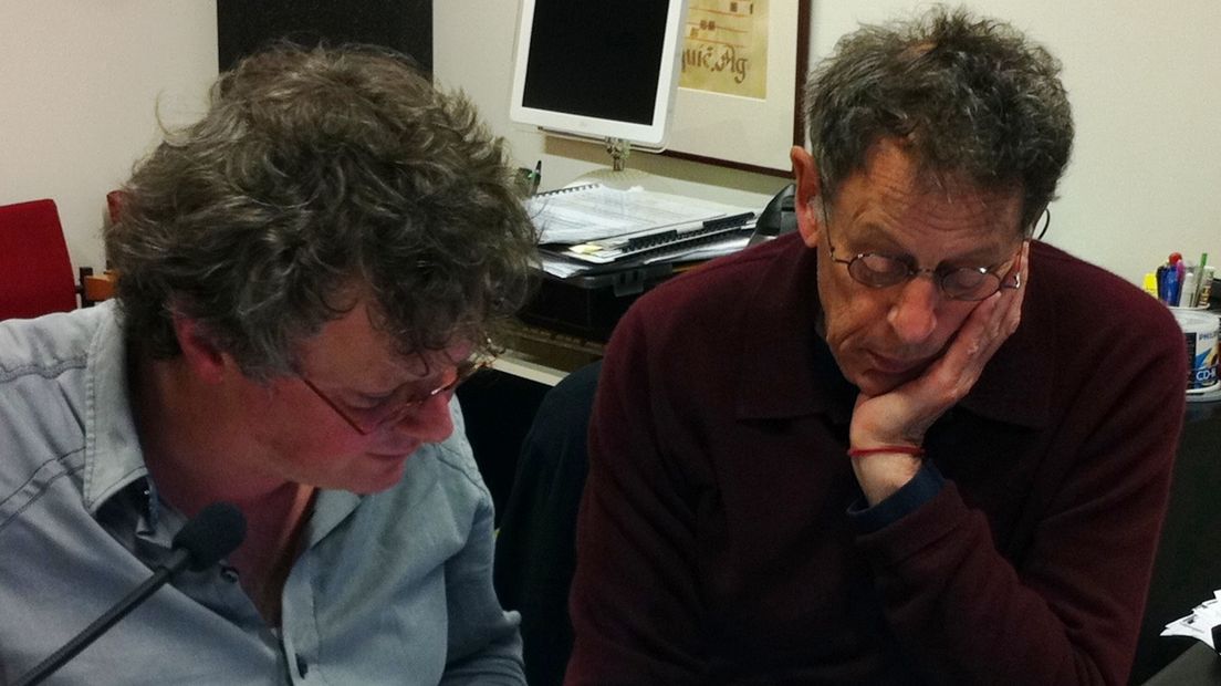 Jakko van der Heijden van de Zeeuwse Concertzaal (l) en Philip Glass (r) samen in de studio