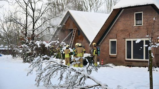 Bijgebouw in vlammen op in Terschuur