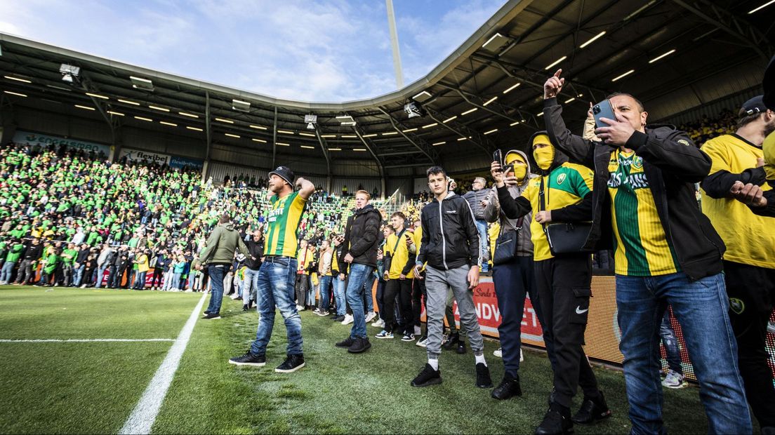 Hooligans staan zowat in het veld tijdens ADO Den Haag - Excelsior