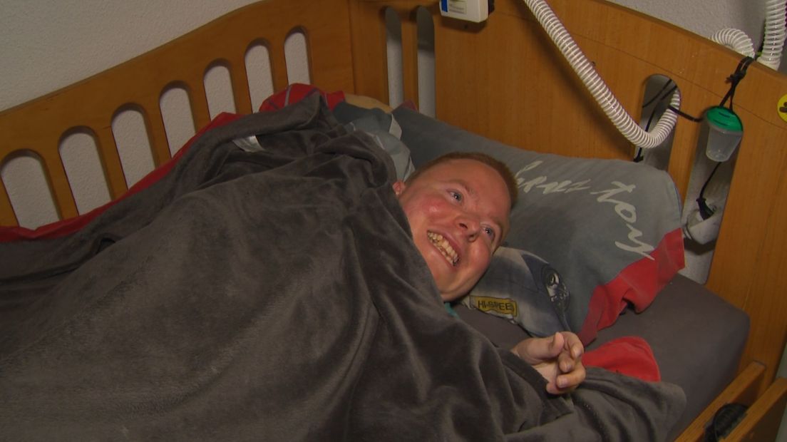 Gerwin Ebels in zijn bed in Stadskanaal