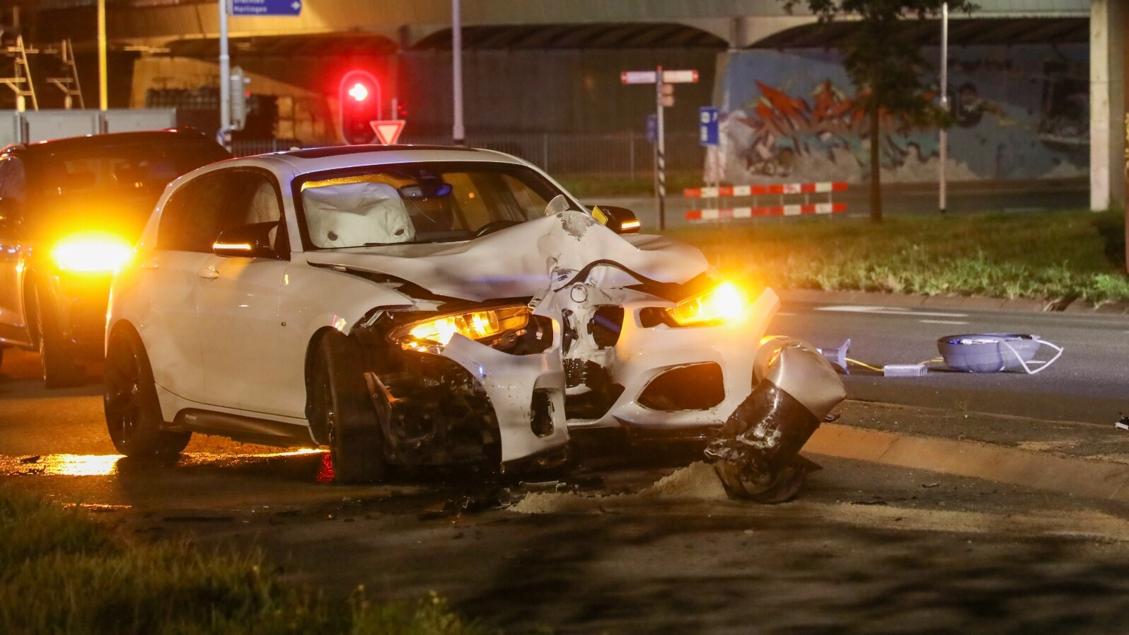 Auto botst op lantaarnpaal in Leeuwarden | Botsing met politieauto in Drachten