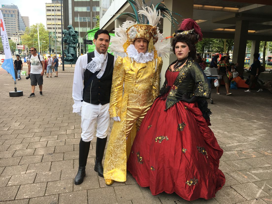 Mensen met bijzondere gewaden staan klaar voor de Zomerparade
