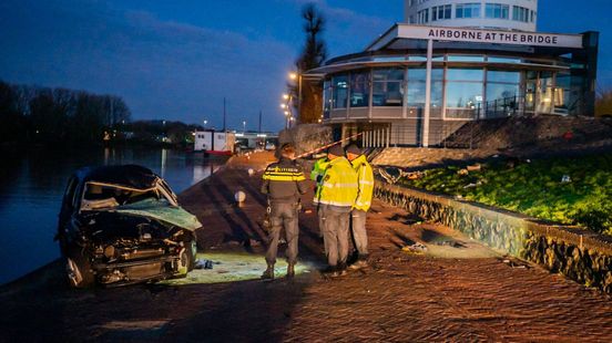 Auto rolt van Rijnkade • auto tegen gevel