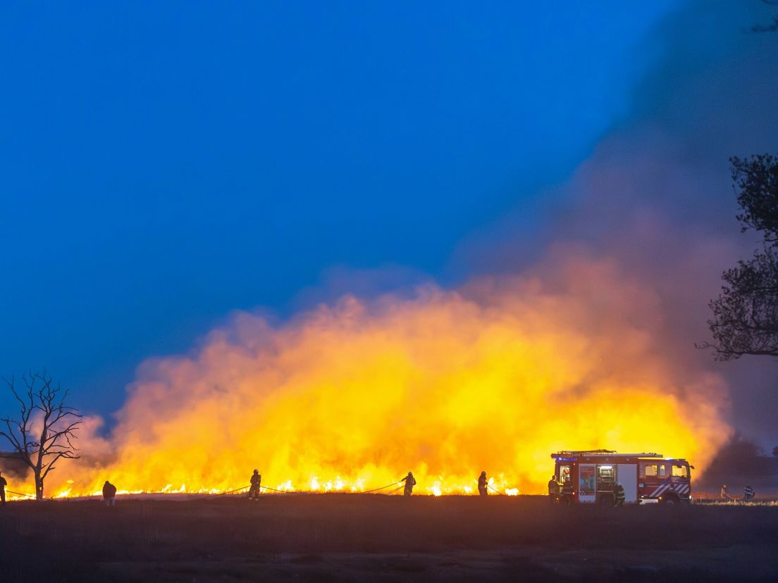 Natuurbrand uitgebroken bij Wateren, vuur onder controle