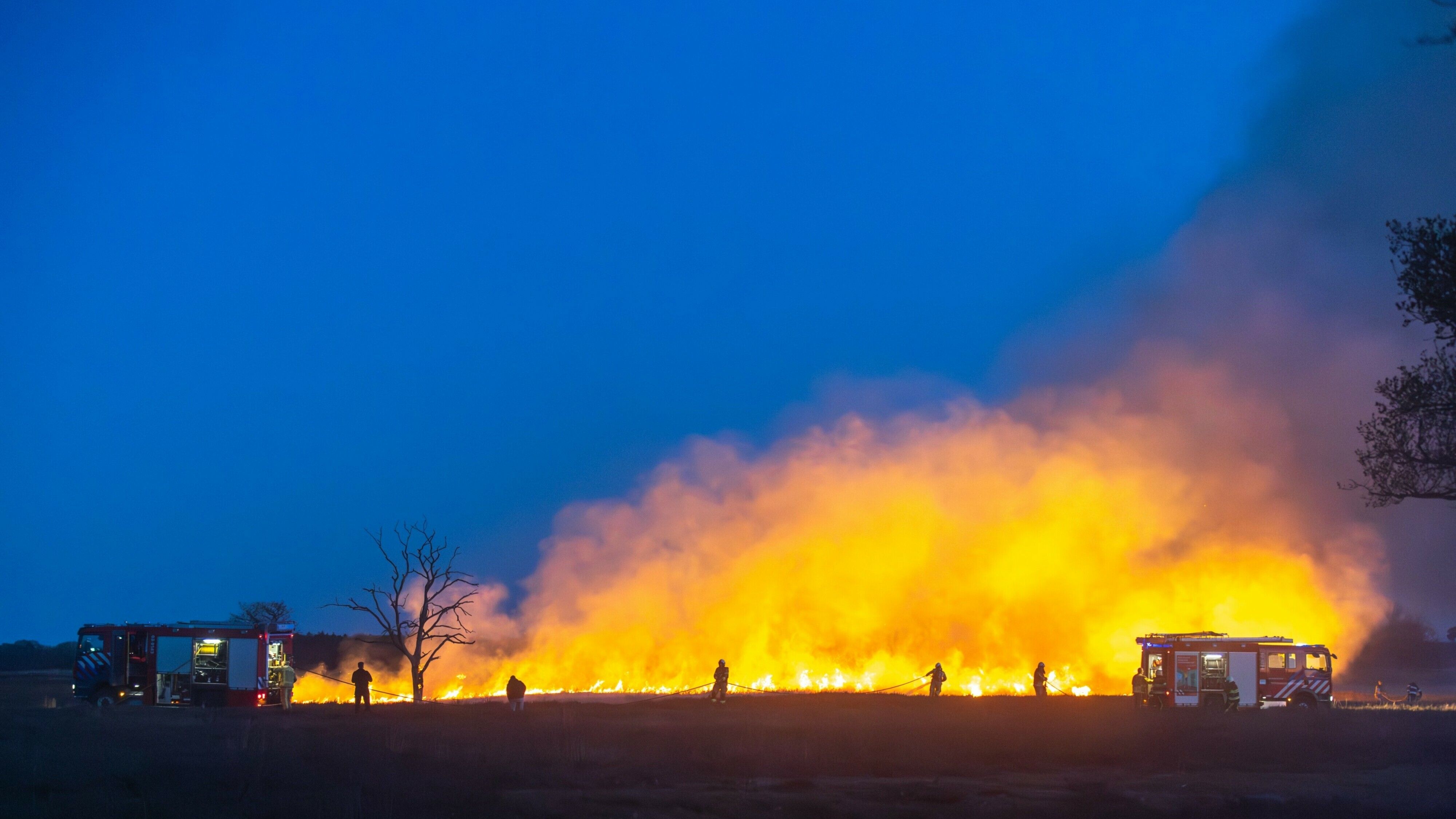 Heidebrand bij Wateren onder controle, brandweer schaalt op