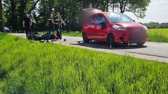 Gewonden bij aanrijding • bestelbus botst tegen boom. Gewonden bij aanrijding • bestelbus botst tegen boom.