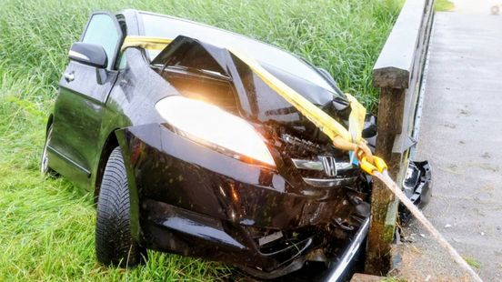 Vrouw gewond na botsing met houten brug