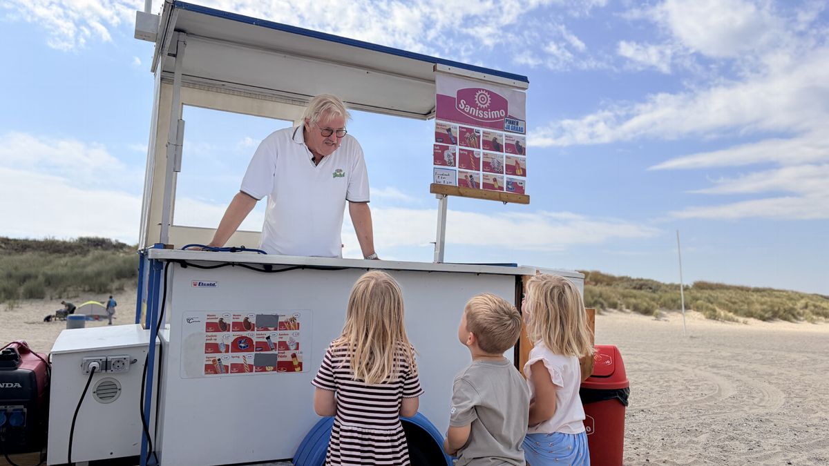 IJscoman Herman rijdt na 40 jaar zijn laatste rondje op het strand