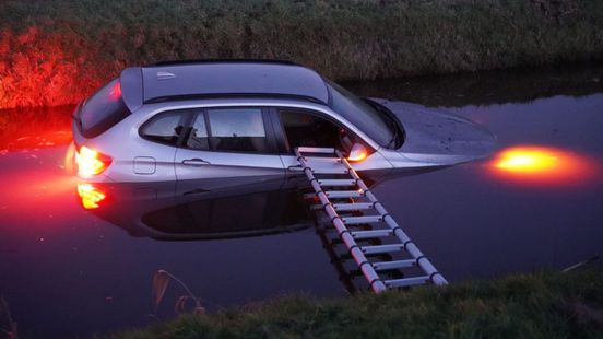 112 nieuws: Auto in het water na ongeluk op A28.
