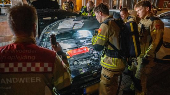 Fietser aangereden door auto in Kampen | Opnieuw autobrand in Deventer. Fietser aangereden door auto in Kampen | Opnieuw autobrand in Deventer.