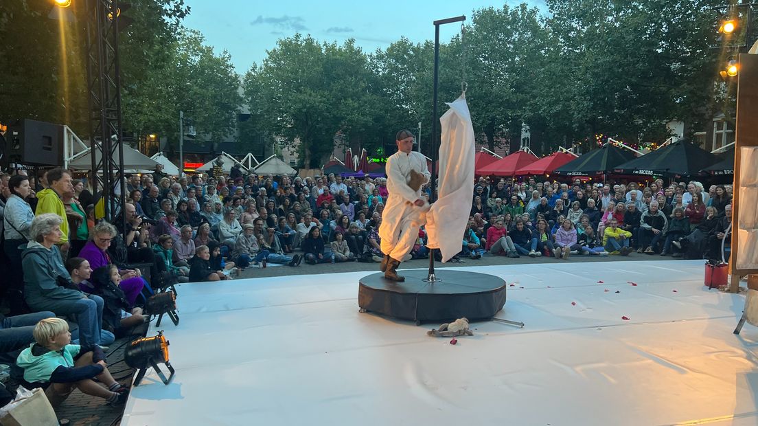 Een voorstelling tijdens straattheaterfestival Spoffin