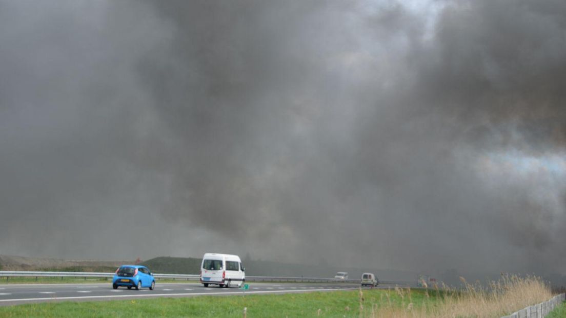 Op de snelweg is de rook goed te zien (Rechten: Van Oost Media)
