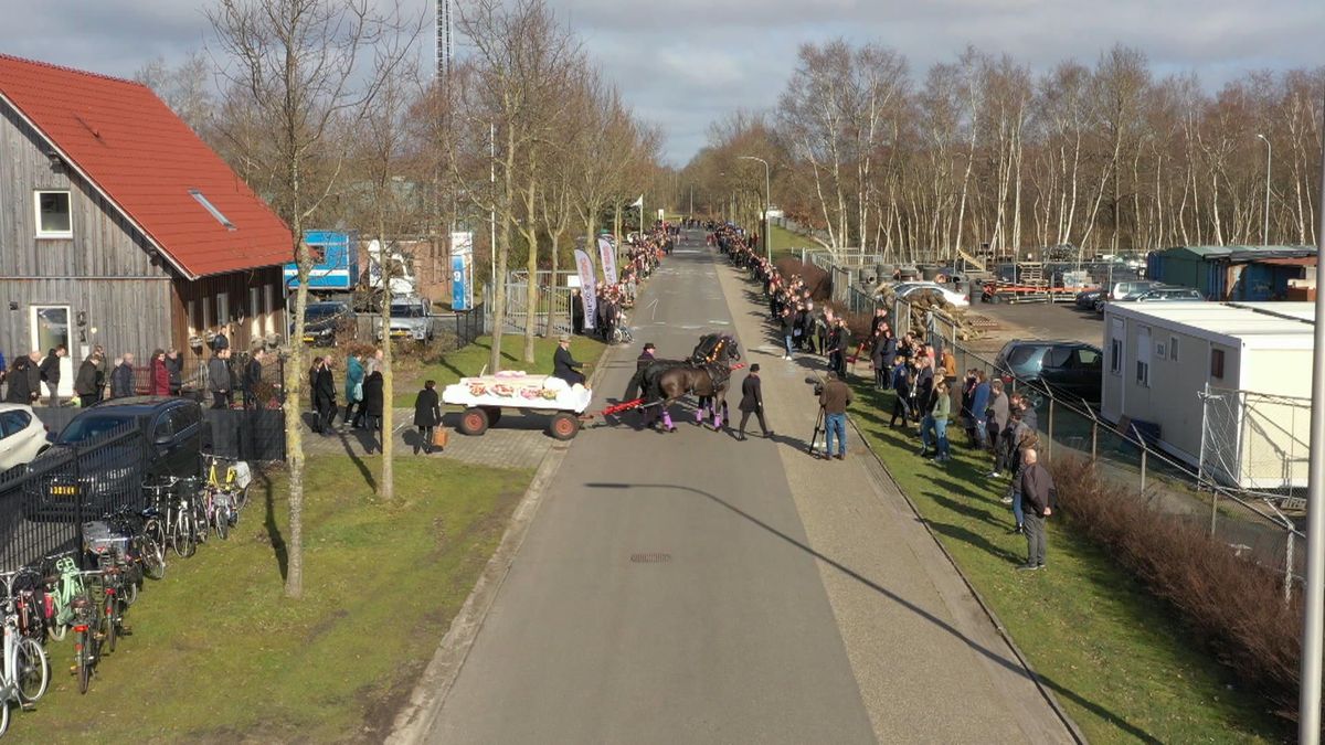 Honderden mensen nemen afscheid van Isabelle en Veerle