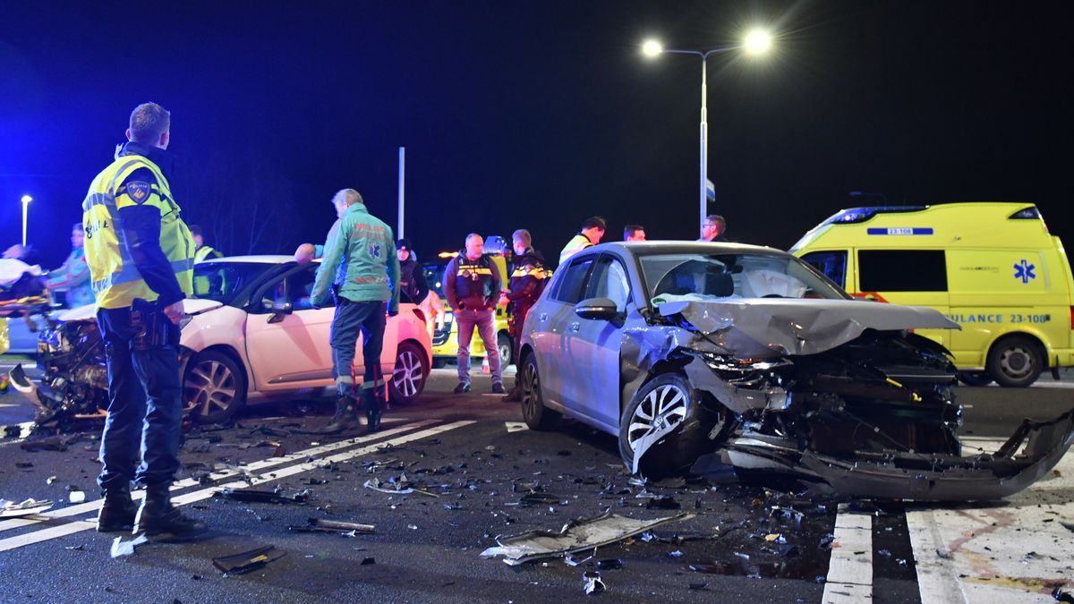 Twee gewonden en zwaar beschadigde auto's bij ongeval in Oostrum
