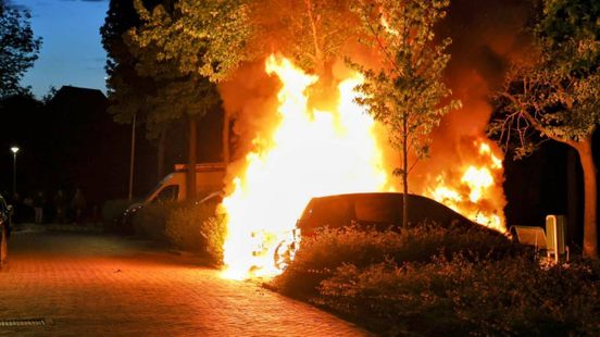 Nachtelijke autobranden • automobilist rijdt sloot in