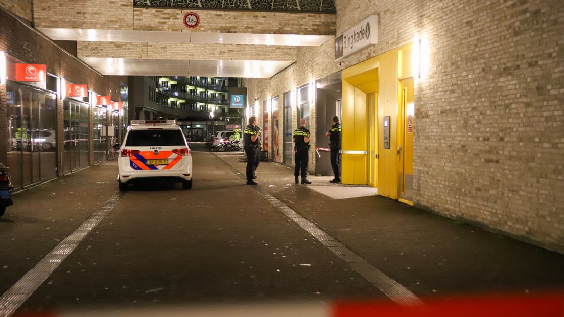 Politie bij de supermarkt in Leiden