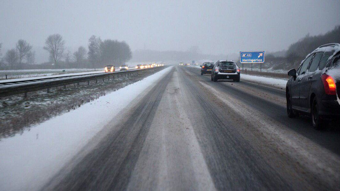 De kans op gladheid is groot, een winterse bui ligt ook in de lijn der verwachting