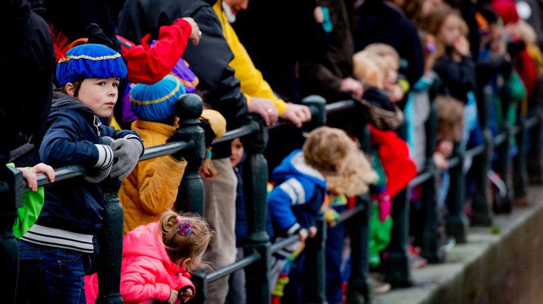 Kinderen wachten vol spanning tot Sint en de pieten aankomen (Rechten: ANP/Robin van Lonkhuijsen)