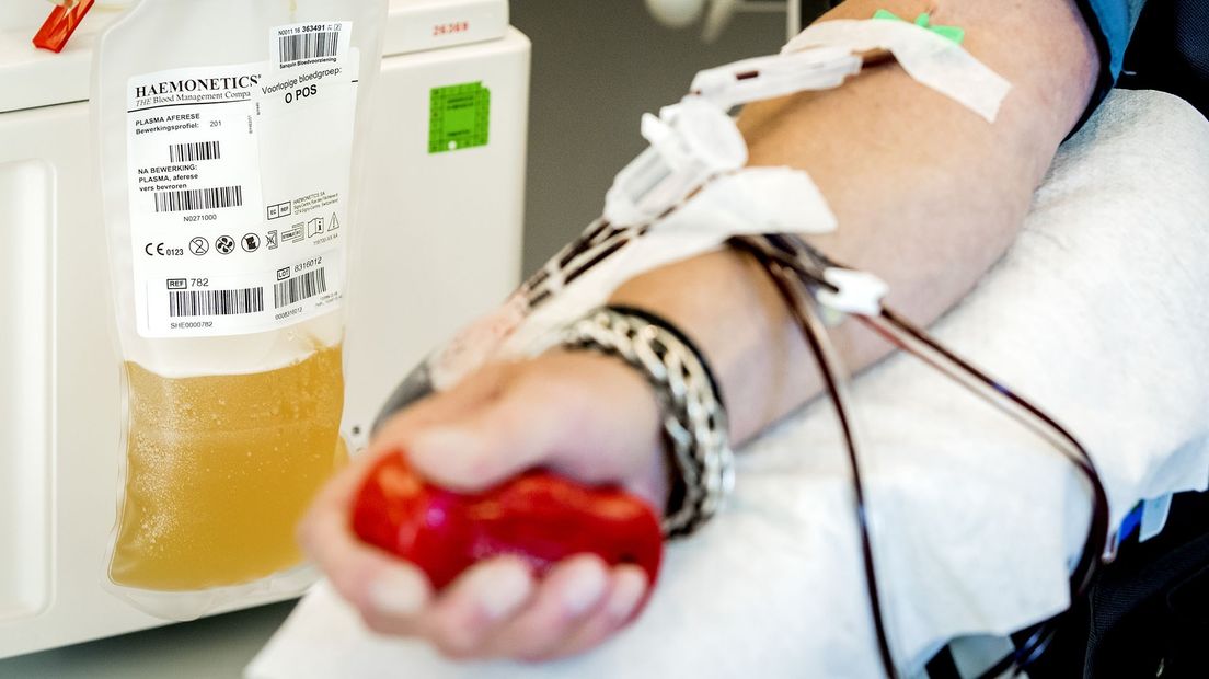 Iemand geeft bloed bij de bloedbank