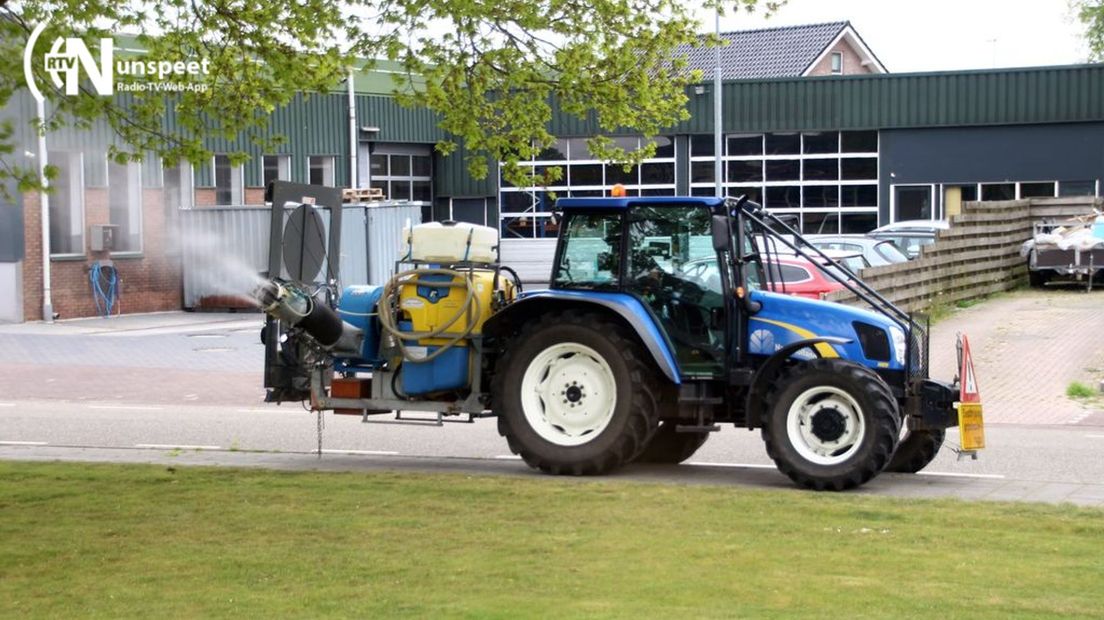 De bestrijding gaat met behulp van een spuitkanon achter een tractor