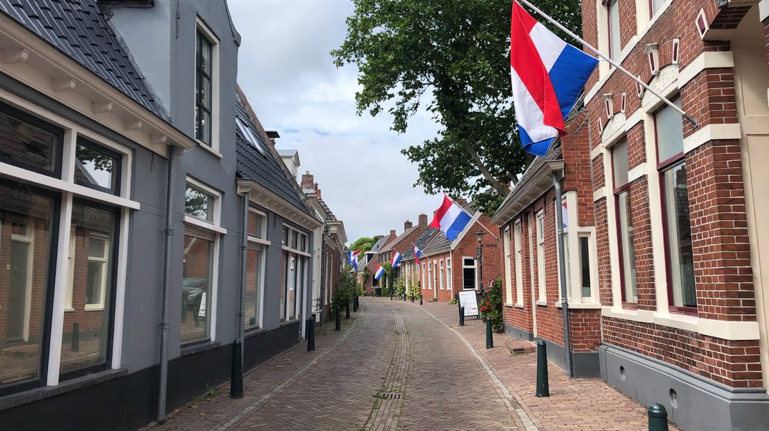 De vlaggen hangen uit in Winsum