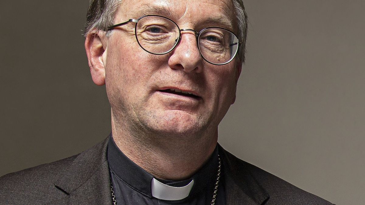 Bisschop Van den Hout volgt uitvaart van Benedictus - die hij ooit ontmoette - op de tv
