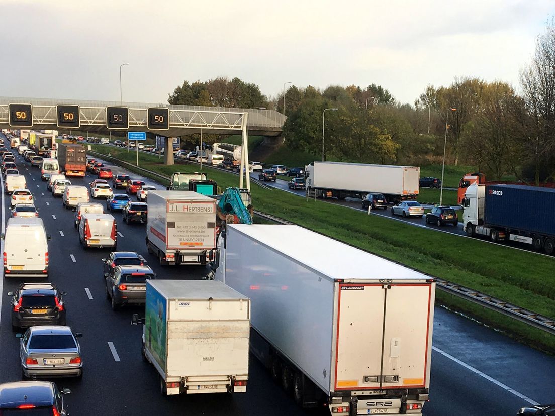 Verkeer staat ook na de ochtendspits nog vast op de A16