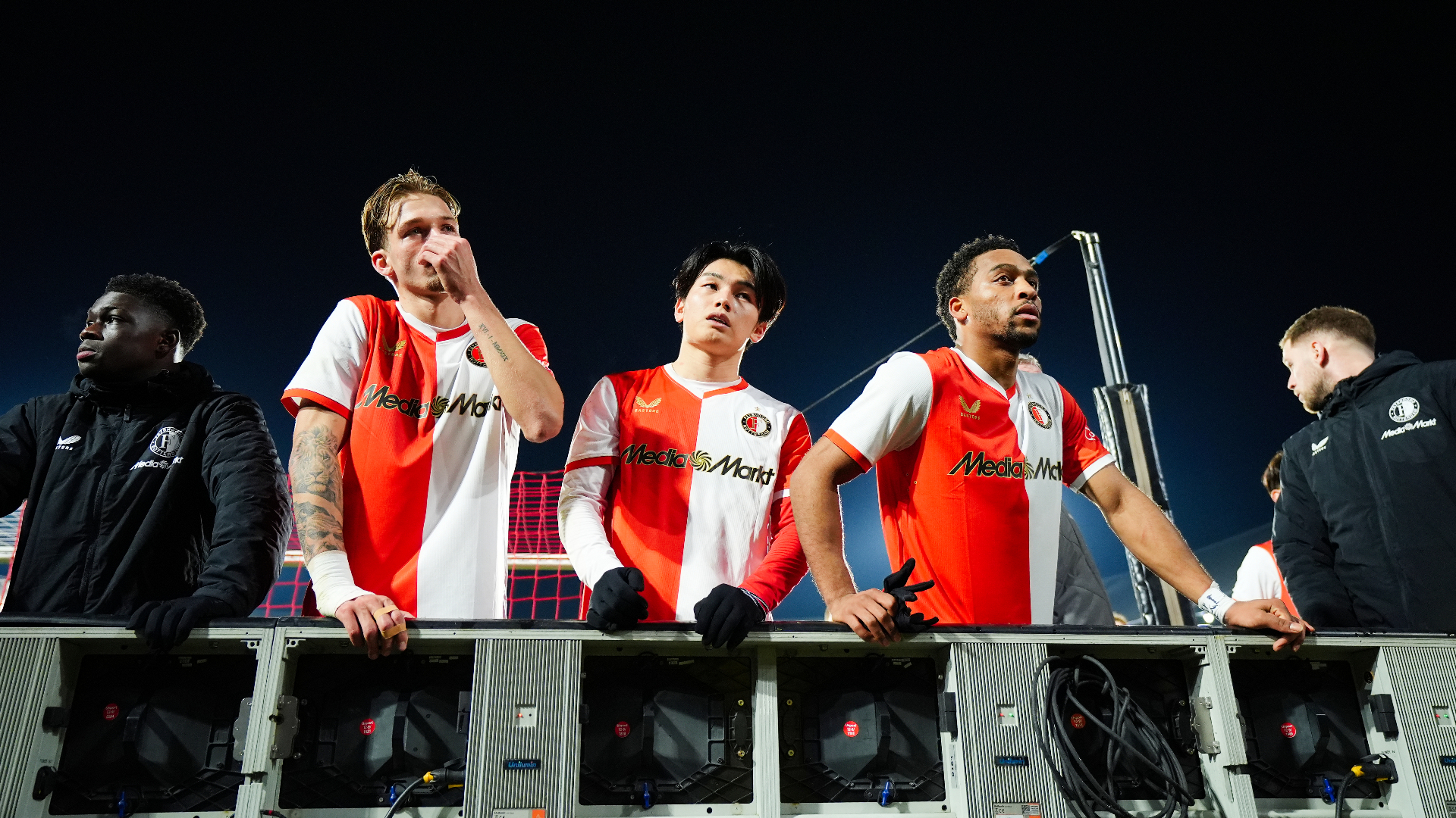 Feyenoord-spelers staan teleurgesteld bij het publiek na de nederlaag tegen Heerenveen.