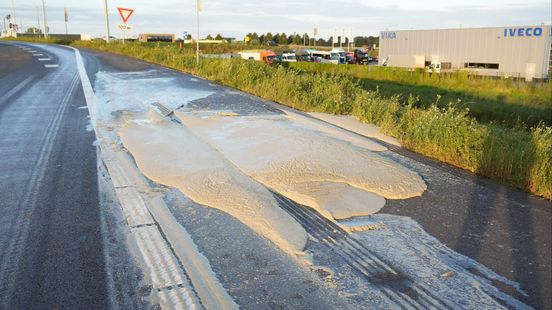 Foto: Vrachtwagen verliest aardappelpuree, snelweg dicht