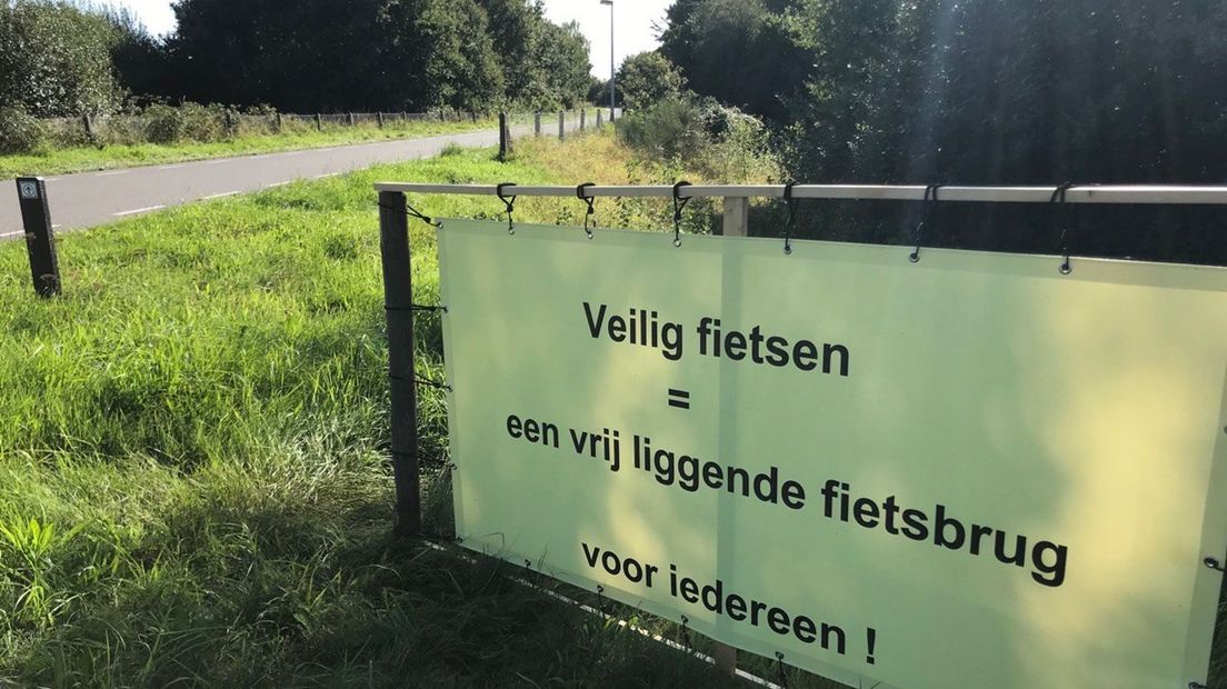 Met spandoeken wordt actie gevoerd (Rechten: RTV Drenthe/Hielke Meijer)