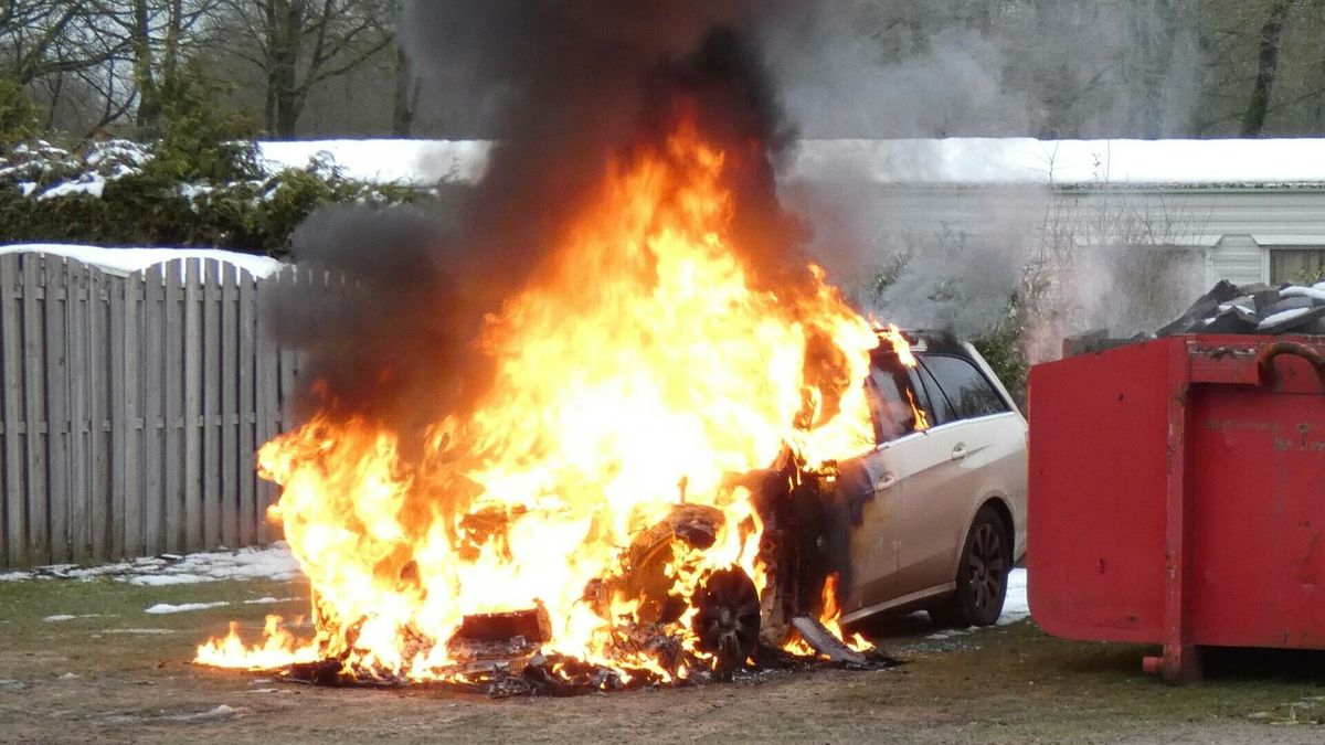 Vuurzee verwoest auto op camping in Wijster