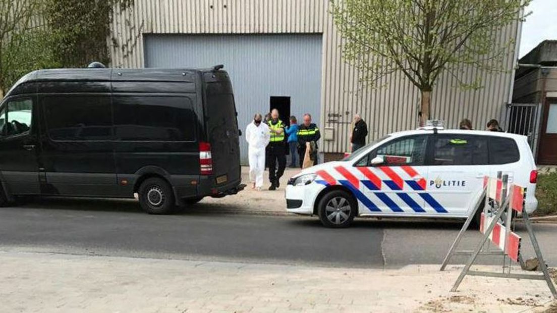In een loods aan de IJsselweg in Terborg is dinsdagochtend een 'uitzonderlijk groot' synthetisch drugslab ontdekt, meldt de politie. De ontmanteling gaat waarschijnlijk nog dagen duren. Bij de loods zijn vijf personen aangehouden.