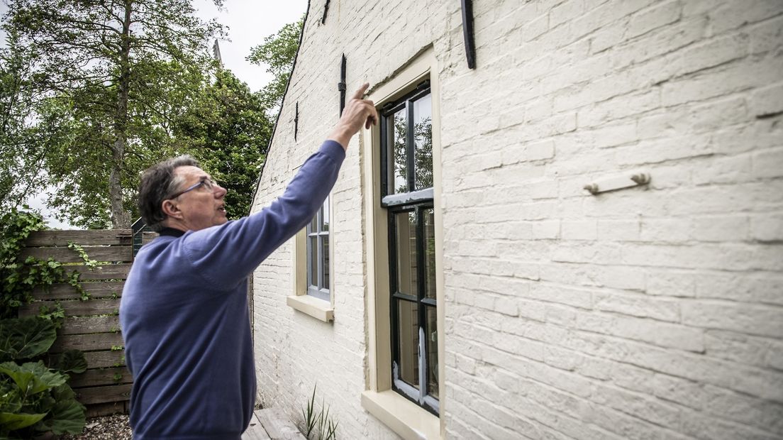 Een inwoner van Westerwijtwerd inspecteert de schade na een aardbeving