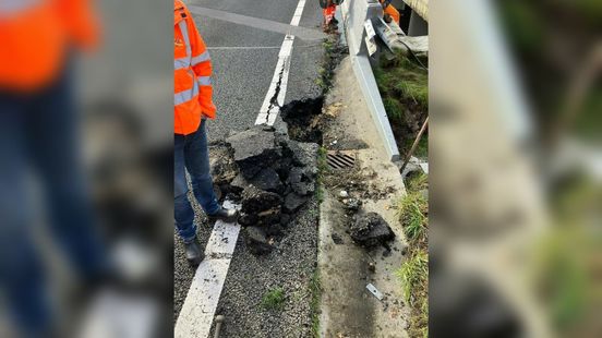 Afhandeling ongeluk A28 duurt tot morgenmiddag: deel talud weggespoeld. Afhandeling ongeluk A28 duurt tot morgenmiddag: deel talud weggespoeld.