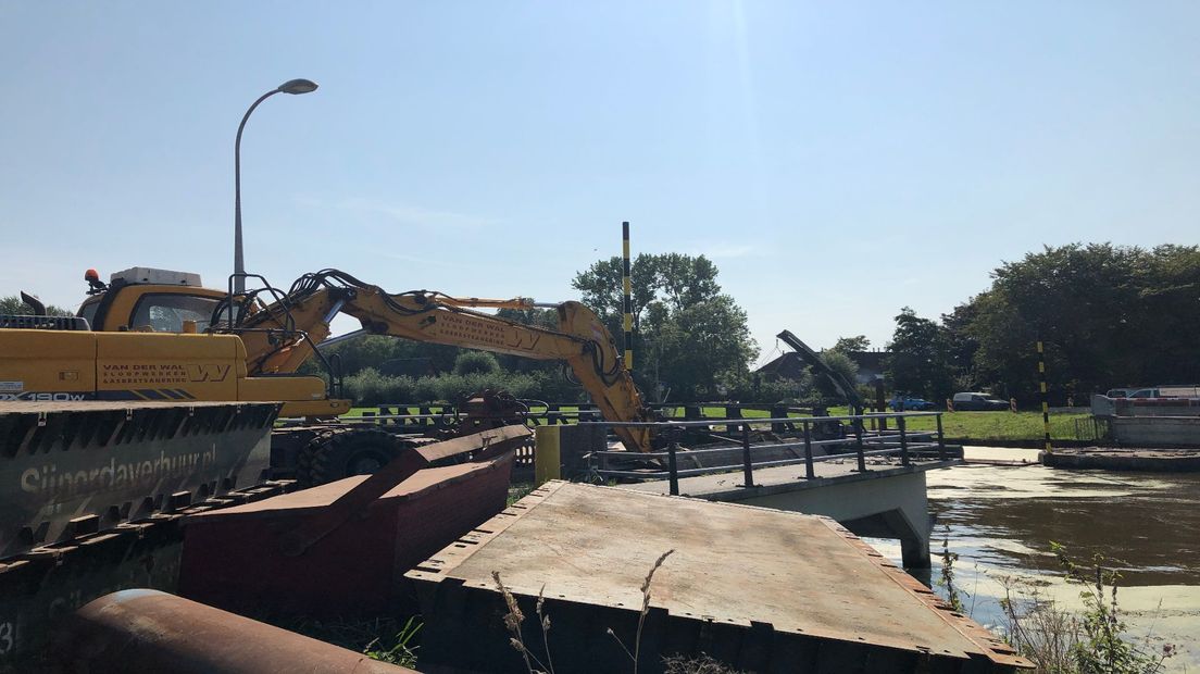 De sloop van de Paddepoelsterbrug is begonnen