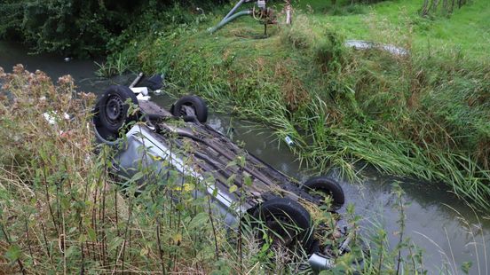 Auto te water bij ongeval: familie met baby gered. Auto te water bij ongeval: familie met baby gered.