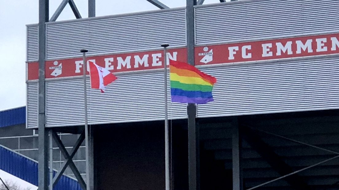 De regenboogvlag wappert bij het stadion van FC Emmen (Rechten: Raymond Wanders/Twitter)