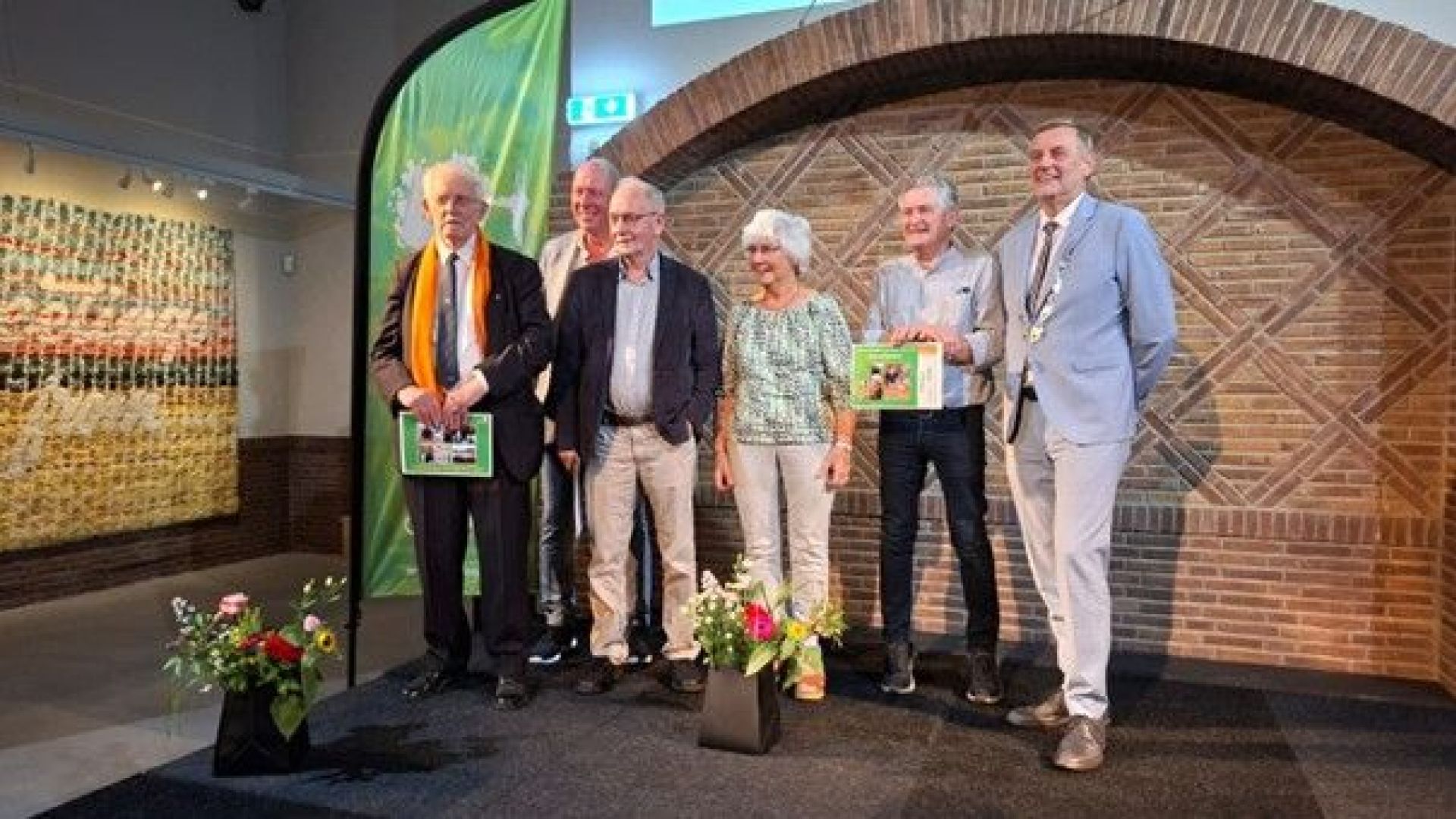 Alle genomineerden van de Aaltense Erfgoedprijs op de foto met burgemeester Anton Stapelkamp en wethouder Ted Kok. Alleen de familie Keulen was afwezig, wegens hun vakantie.