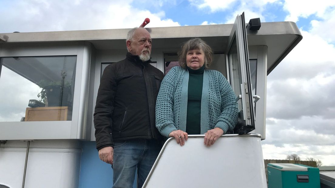 schippers Piet en Mieke Kuipers bij de stuurhut van de Hensie