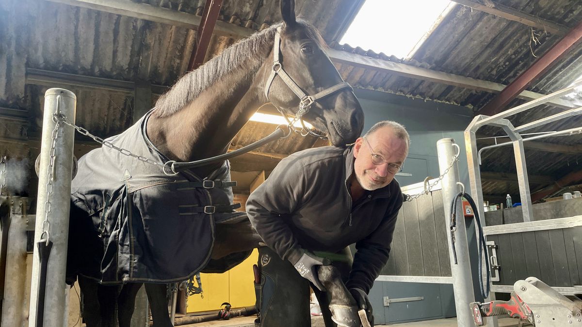 Hoefsmid Olivier Smink: 'Ik vind het zelf vreselijk als ze aan m'n voeten zitten'