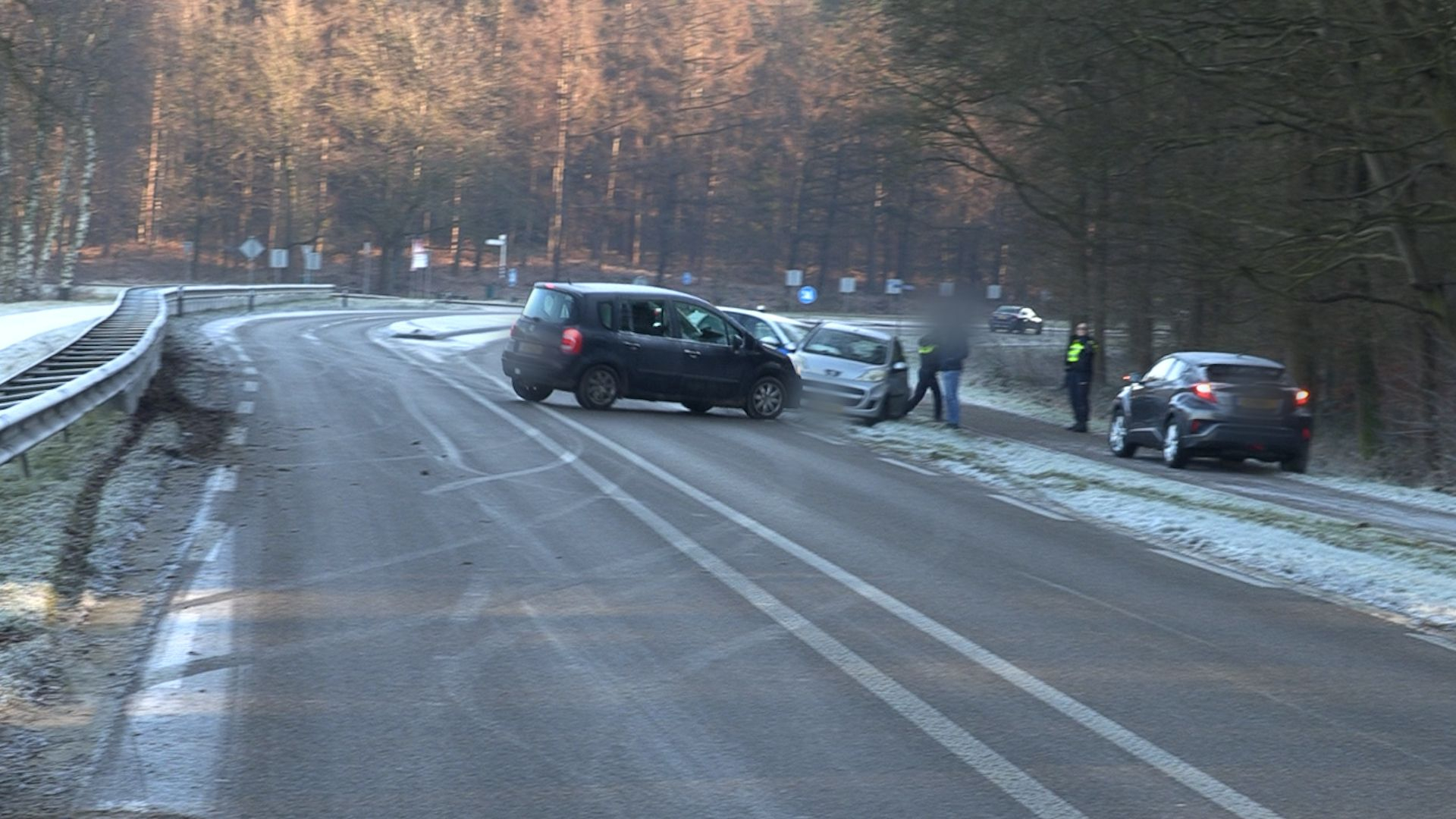 Auto slipt terwijl de politie toekijkt.